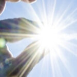 Khi ánh sáng vào môi trường khác bị lệch hướng là hiện tượng gì? Đúng nhất