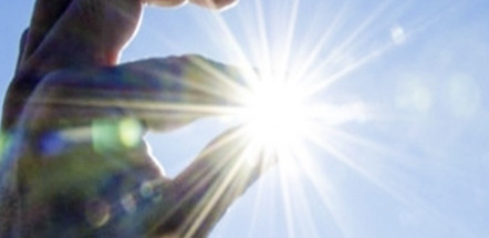 Khi ánh sáng vào môi trường khác bị lệch hướng là hiện tượng gì? Đúng nhất